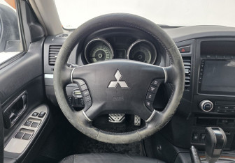Подержанный автомобиль Mitsubishi Pajero 2008 года (13 фото)