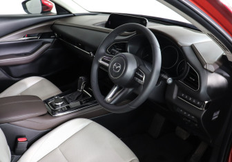 Подержанный автомобиль Mazda CX-30 2021 года (11 фото)