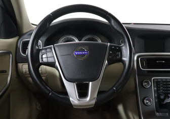 Подержанный автомобиль Volvo S60 2011 года (18 фото)