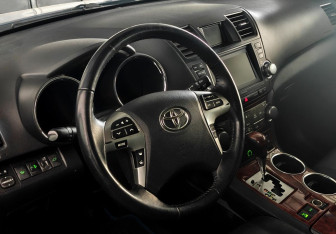 Подержанный автомобиль Toyota Highlander 2011 года (12 фото)