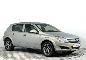 Подержанный автомобиль Opel Astra Hatchback 2011 года (3 фото)
