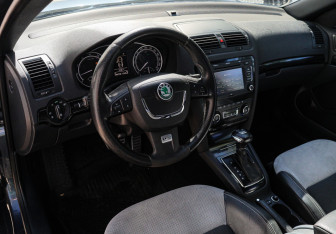 Подержанный автомобиль Skoda Octavia RS Liftback 2012 года (13 фото)