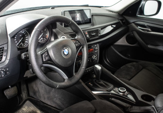 Подержанный автомобиль BMW X1 2012 года (15 фото)