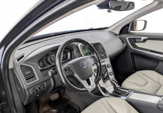 Подержанный автомобиль Volvo XC60 2016 года (16 фото)