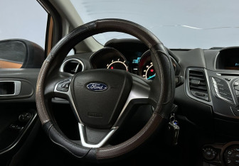 Подержанный автомобиль Ford Fiesta Hatchback 2015 года (15 фото)