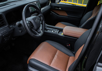 Подержанный автомобиль Lexus GX 2025 года (14 фото)