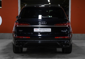 Подержанный автомобиль Audi Q7 2021 года (6 фото)