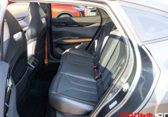 Подержанный автомобиль Changan UNI-V 2024 года (8 фото)