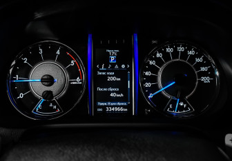 Подержанный автомобиль Toyota Fortuner 2017 года (10 фото)