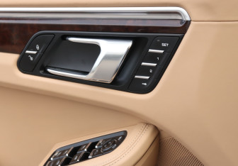 Подержанный автомобиль Porsche Macan 2014 года (19 фото)