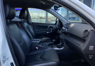 Подержанный автомобиль Toyota RAV4 2012 года (23 фото)