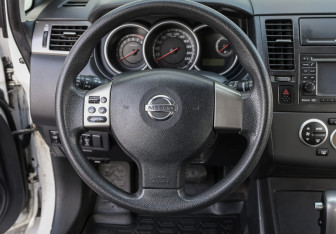 Подержанный автомобиль Nissan Tiida Hatchback 2012 года (15 фото)