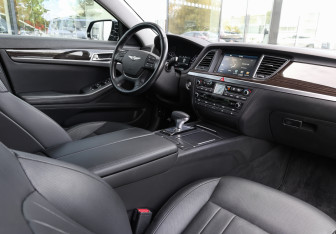 Подержанный автомобиль Genesis G80 2017 года (10 фото)