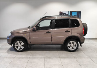 Подержанный автомобиль Chevrolet Niva 2015 года (8 фото)
