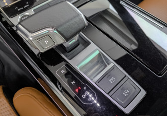 Подержанный автомобиль Audi A8 2023 года (21 фото)