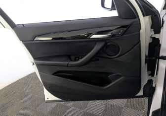 Подержанный автомобиль BMW X1 2017 года (19 фото)