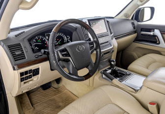 Подержанный автомобиль Toyota Land Cruiser Suv 2016 года (16 фото)