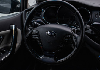 Подержанный автомобиль Kia Ceed Hatchback 2015 года (14 фото)