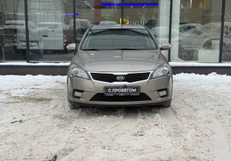 Подержанный автомобиль Kia Ceed Hatchback 2011 года (2 фото)