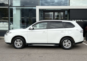 Подержанный автомобиль Mitsubishi Outlander 2013 года (8 фото)