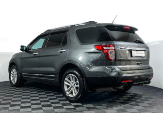 Подержанный автомобиль Ford Explorer 2014 года (7 фото)