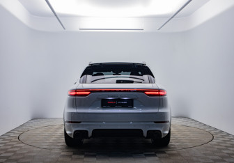 Подержанный автомобиль Porsche Cayenne 2018 года (6 фото)