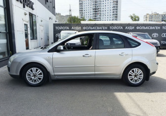 Подержанный автомобиль Ford Focus Hatchback 2007 года (8 фото)