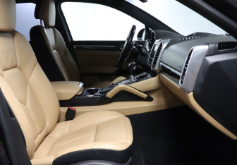 Подержанный автомобиль Porsche Cayenne 2014 года (14 фото)