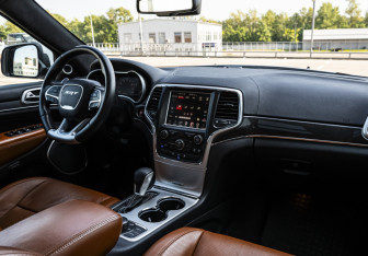 Подержанный автомобиль Jeep Grand Cherokee 2016 года (16 фото)