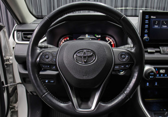 Подержанный автомобиль Toyota RAV4 2021 года (17 фото)