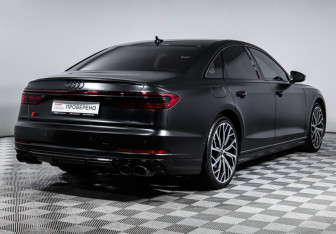 Подержанный автомобиль Audi S8 2023 года (5 фото)