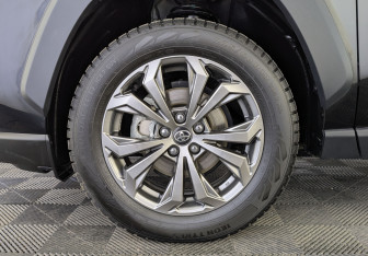 Подержанный автомобиль Toyota RAV4 2024 года (12 фото)