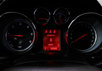 Подержанный автомобиль Opel Insignia Sedan 2010 года (10 фото)