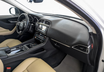 Подержанный автомобиль Jaguar F-Pace 2018 года (11 фото)