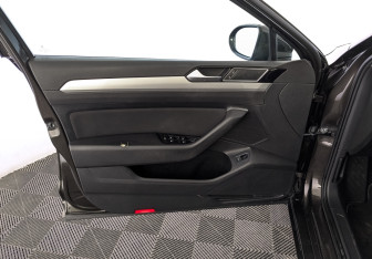 Подержанный автомобиль Volkswagen Passat Sedan 2017 года (19 фото)