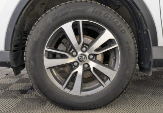 Подержанный автомобиль Toyota RAV4 2016 года (12 фото)