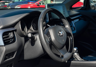 Подержанный автомобиль Toyota C-HR 2020 года (13 фото)