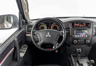 Подержанный автомобиль Mitsubishi Pajero 2014 года (21 фото)