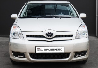Подержанный автомобиль Toyota Corolla Verso 2006 года (2 фото)