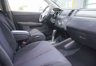 Подержанный автомобиль Nissan Tiida Hatchback 2010 года (11 фото)