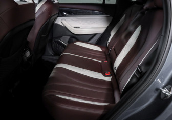 Подержанный автомобиль Geely Monjaro 2022 года (10 фото)