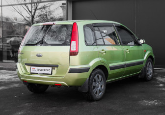 Подержанный автомобиль Ford Fusion 2006 года (4 фото)