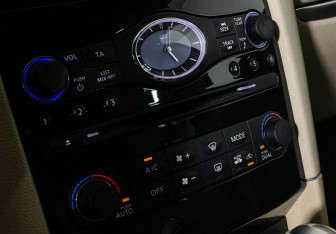 Подержанный автомобиль Infiniti QX70 2014 года (19 фото)