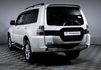 Подержанный автомобиль Mitsubishi Pajero 2015 года (7 фото)