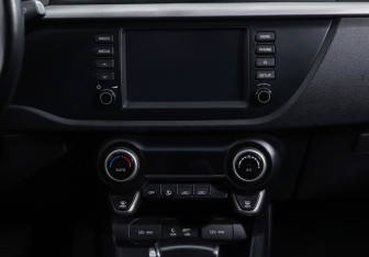 Подержанный автомобиль Kia Rio Sedan 2019 года (10 фото)