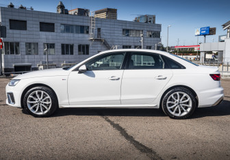 Подержанный автомобиль Audi A4 Sedan 2020 года (8 фото)