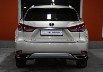 Подержанный автомобиль Lexus RX 2022 года (6 фото)
