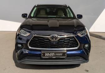 Подержанный автомобиль Toyota Highlander 2021 года (2 фото)