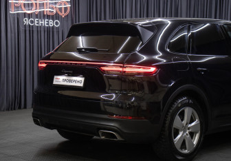 Подержанный автомобиль Porsche Cayenne 2019 года (26 фото)