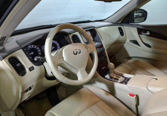 Подержанный автомобиль Infiniti QX50 2015 года (15 фото)